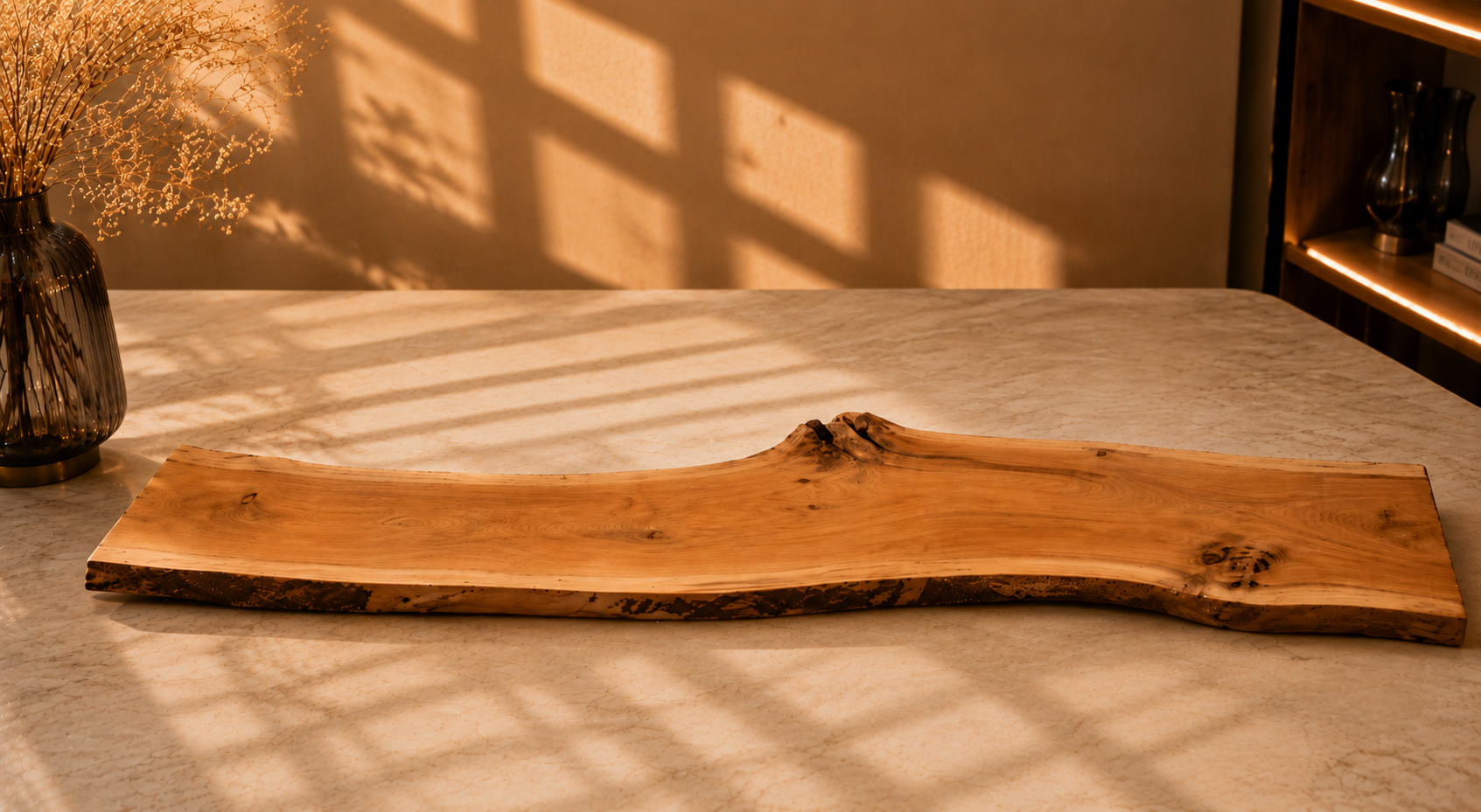 Ein hölzerner Tischaufsatz auf einem weißen Marmortisch, im Hintergrund Schatten eines Fensters und eine schwarze Vase mit getrockneten Zweigen.