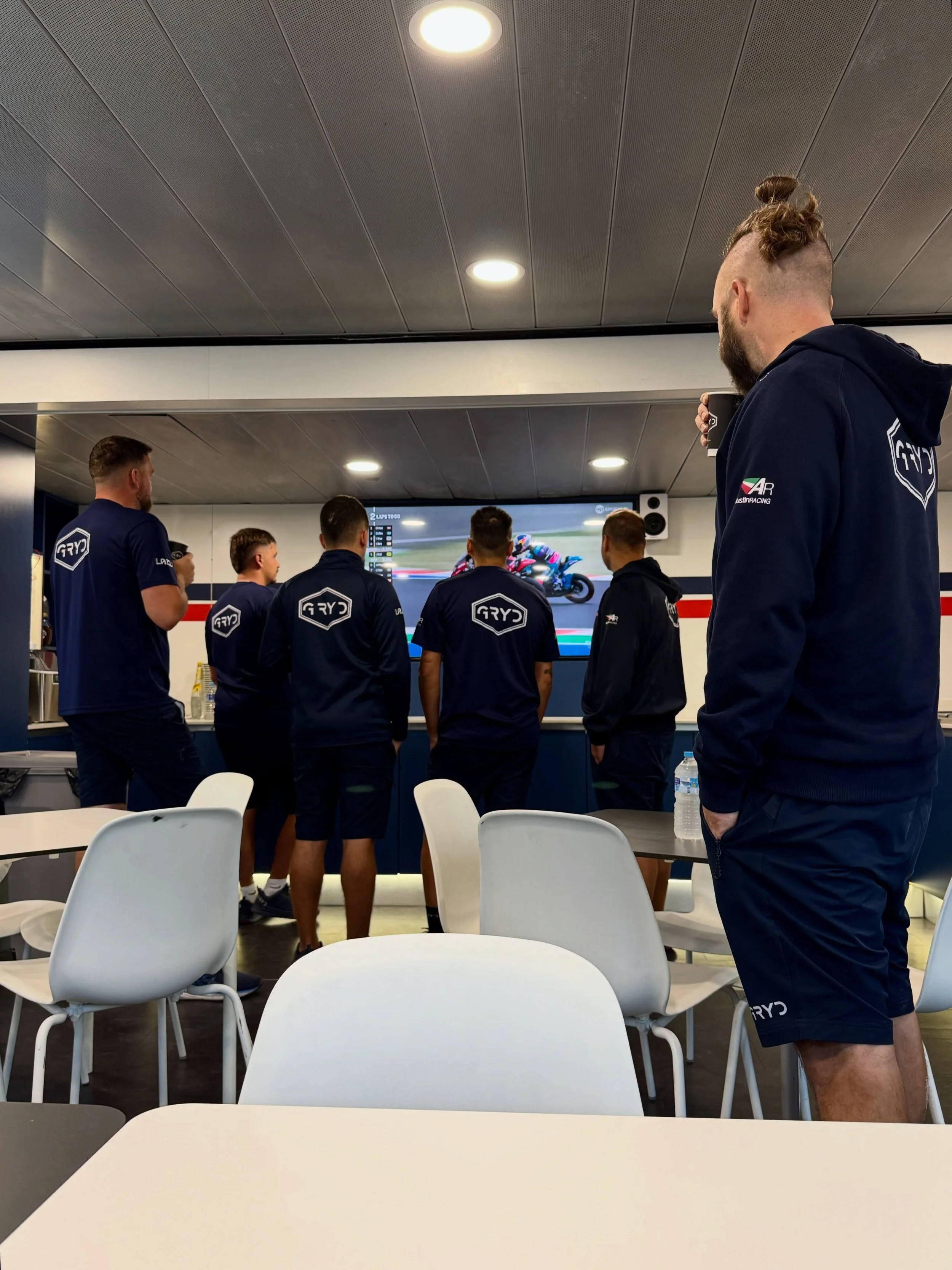 📸 The unposted from MotorLand 🇪🇸 and Misano 🇮🇹: 

1. Bikes at 7am yaaaay 📺😅

2. Ready to go! 🫡

3. Parked 🛴🛴

4. Our favourite sound 🔊

5. Hero Waaalk 👋🏻

6. ⚠️ New truck driver spotted 👀

7. Waiting in style 🪑 🎤

8. Just a normal con
