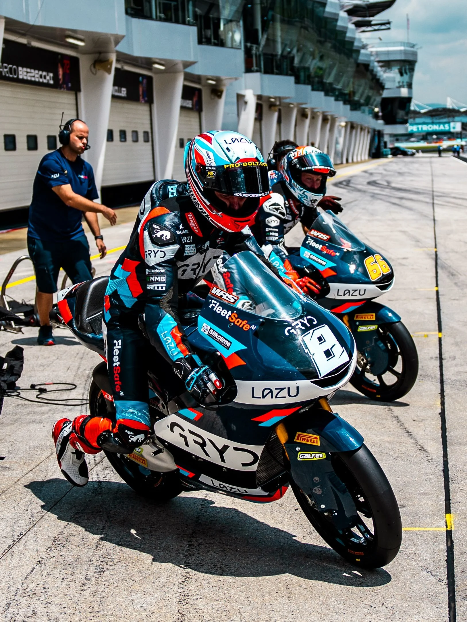 Surviving the Malaysian heat! 🥵🇲🇾

📸: @manutormo @dastmedia 

#MalaysianGP #Moto3 #GRYDRacing