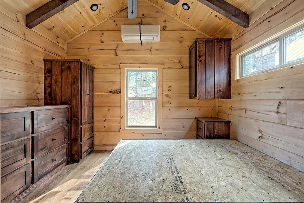 imgi_55_lincoln-log-cabin-us-bedroom-01.jpg