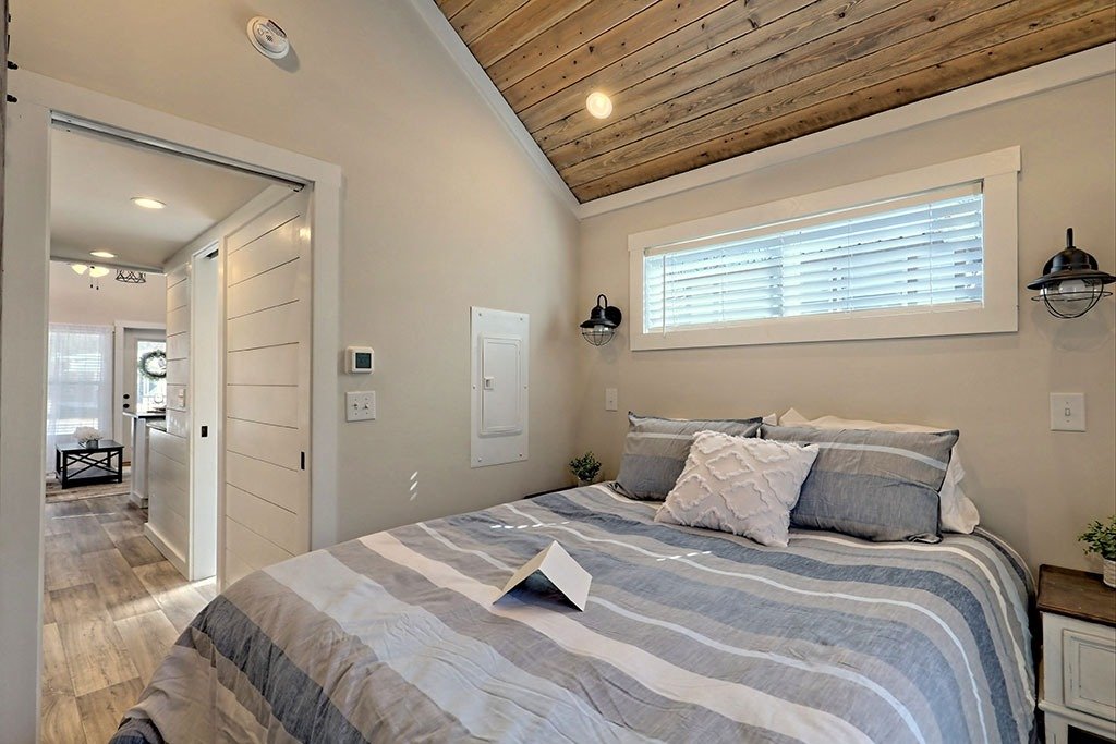 imgi_62_sm22-seabreeze-ii-bedroom-05.jpg