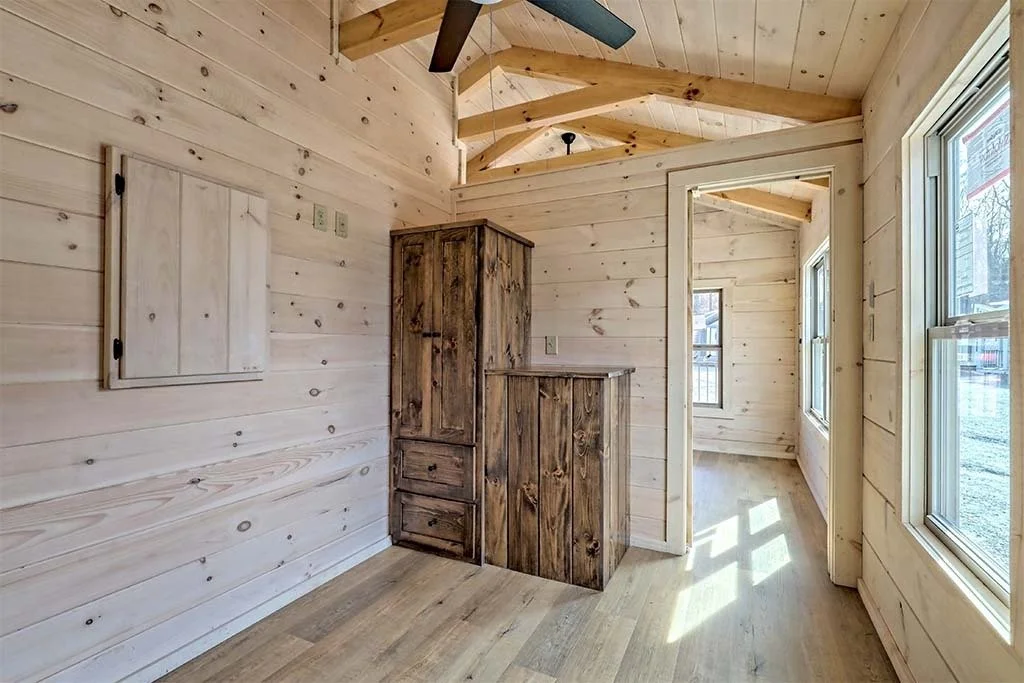 imgi_60_pioneer-log-cabin-bedroom-02.jpg