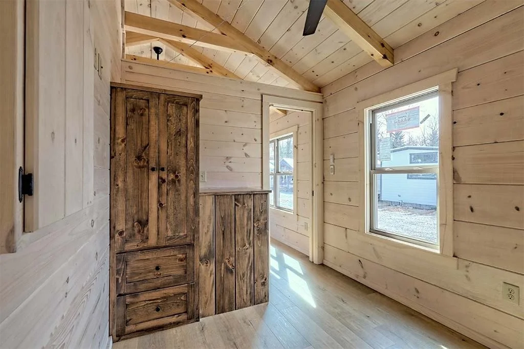 imgi_59_pioneer-log-cabin-bedroom-03.jpg