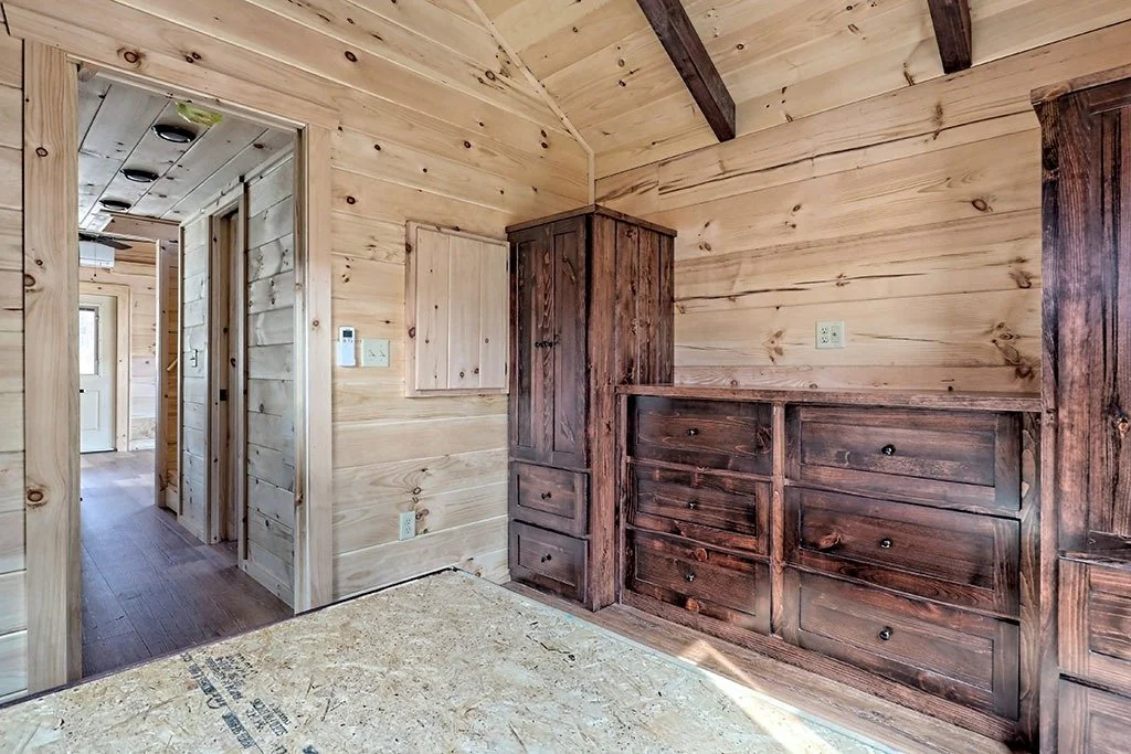 imgi_57_lincoln-log-cabin-us-bedroom-03.jpg