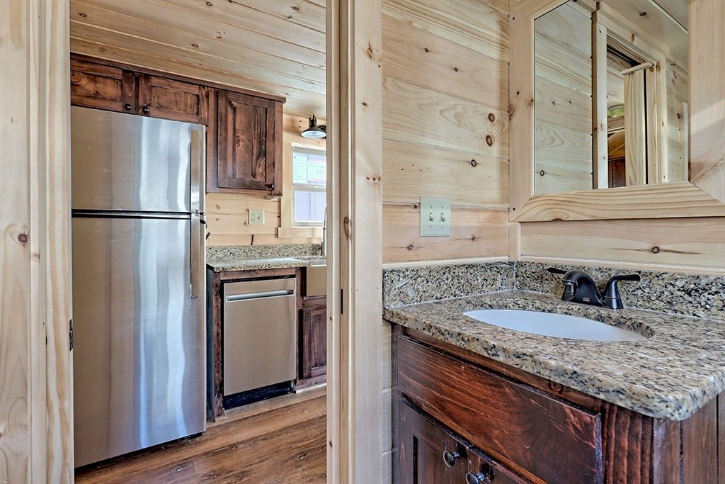 imgi_54_lincoln-log-cabin-us-bathroom-02.jpg