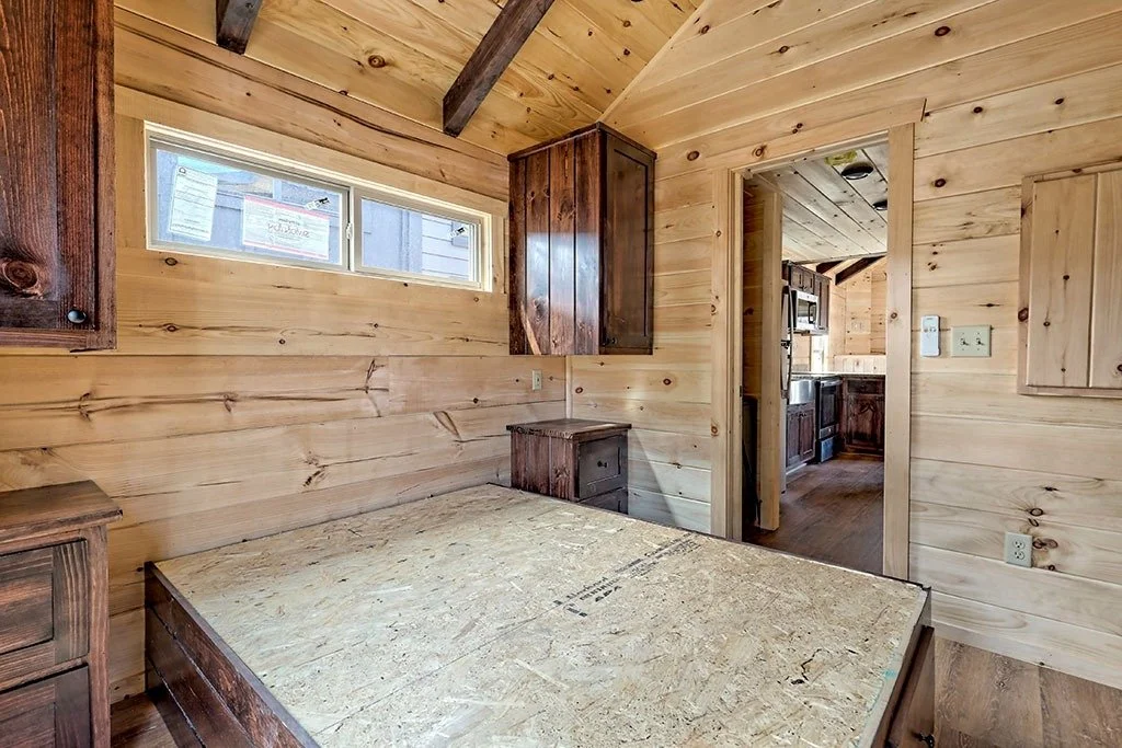 imgi_56_lincoln-log-cabin-us-bedroom-02.jpg