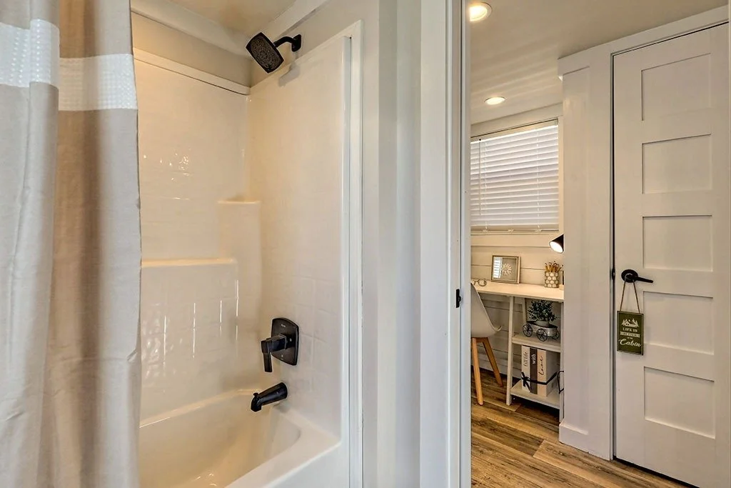 imgi_66_sm22-seabreeze-ii-bathroom-03.jpg