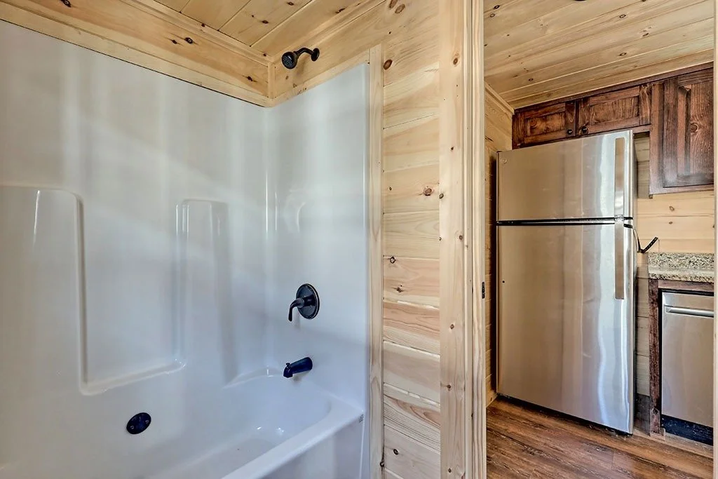 imgi_53_lincoln-log-cabin-us-bathroom-03.jpg