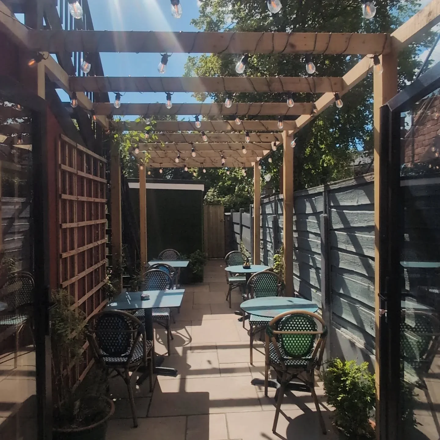 What a perfect day for a pint in our little sun trap! 🌞🍺 The sun might not last but the drinks will keep flowing!
Bookings still open for this weekend, we can't wait to see you all! 

Book via link in bio🔗