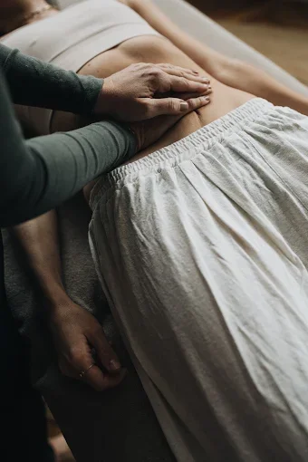 Une personne reçoit un massage du dos dans un environnement apaisant.