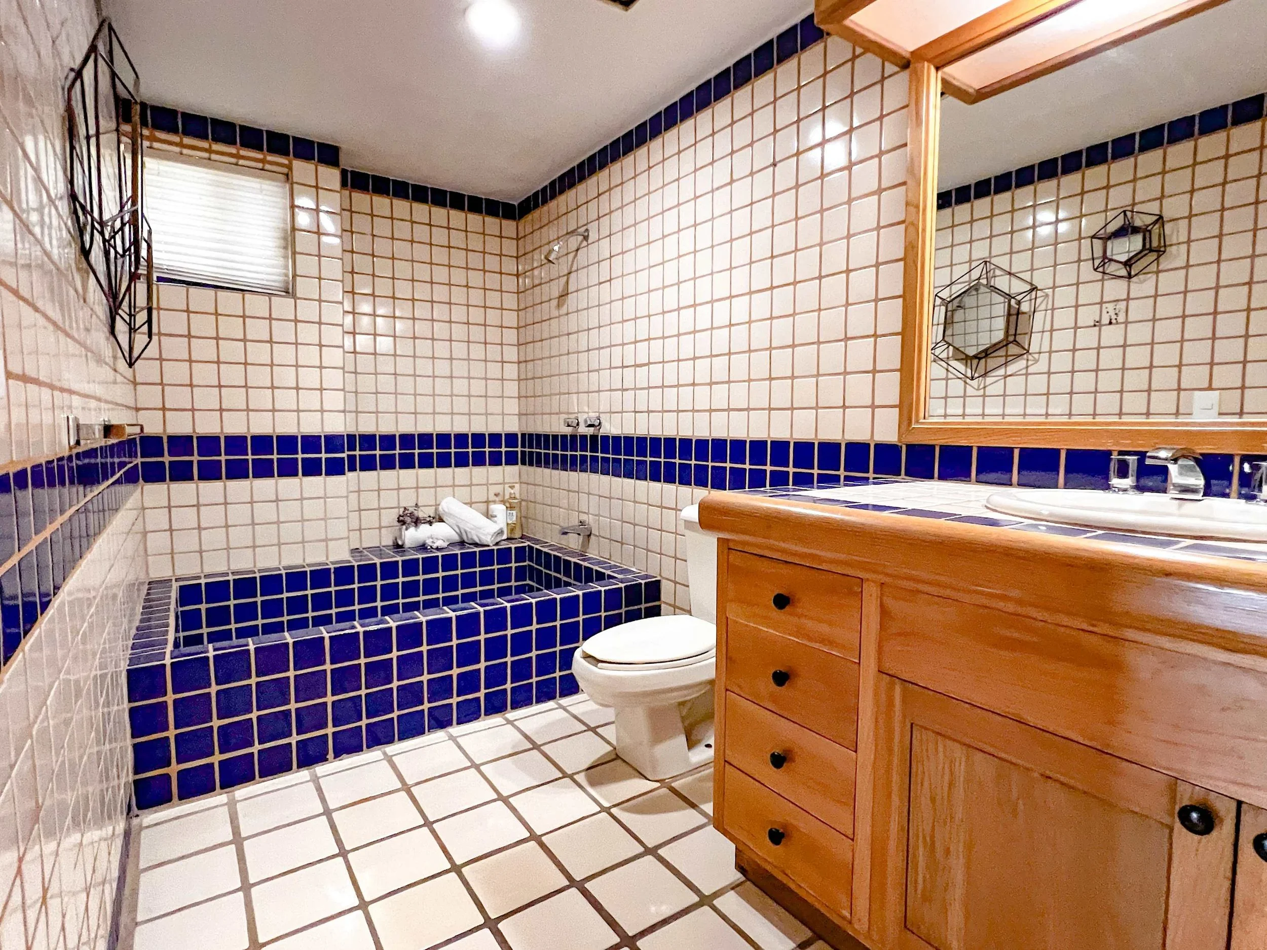 Unit 170 full bathroom 2.jpg