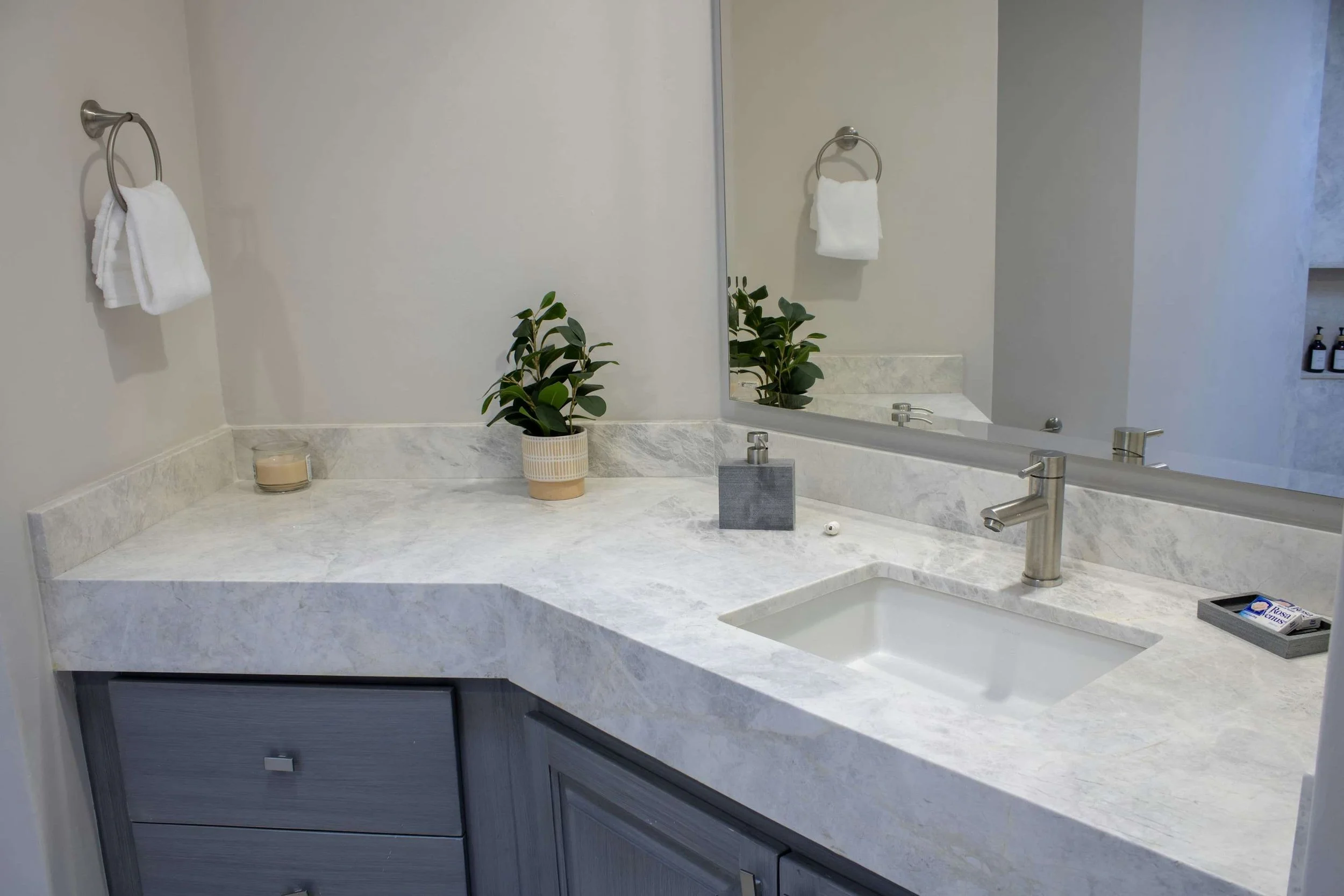 Unit 260 bathroom 2.jpg