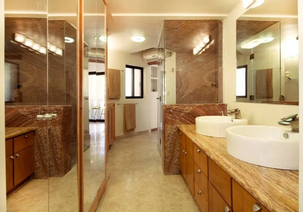 unit 131 bathroom.jpg