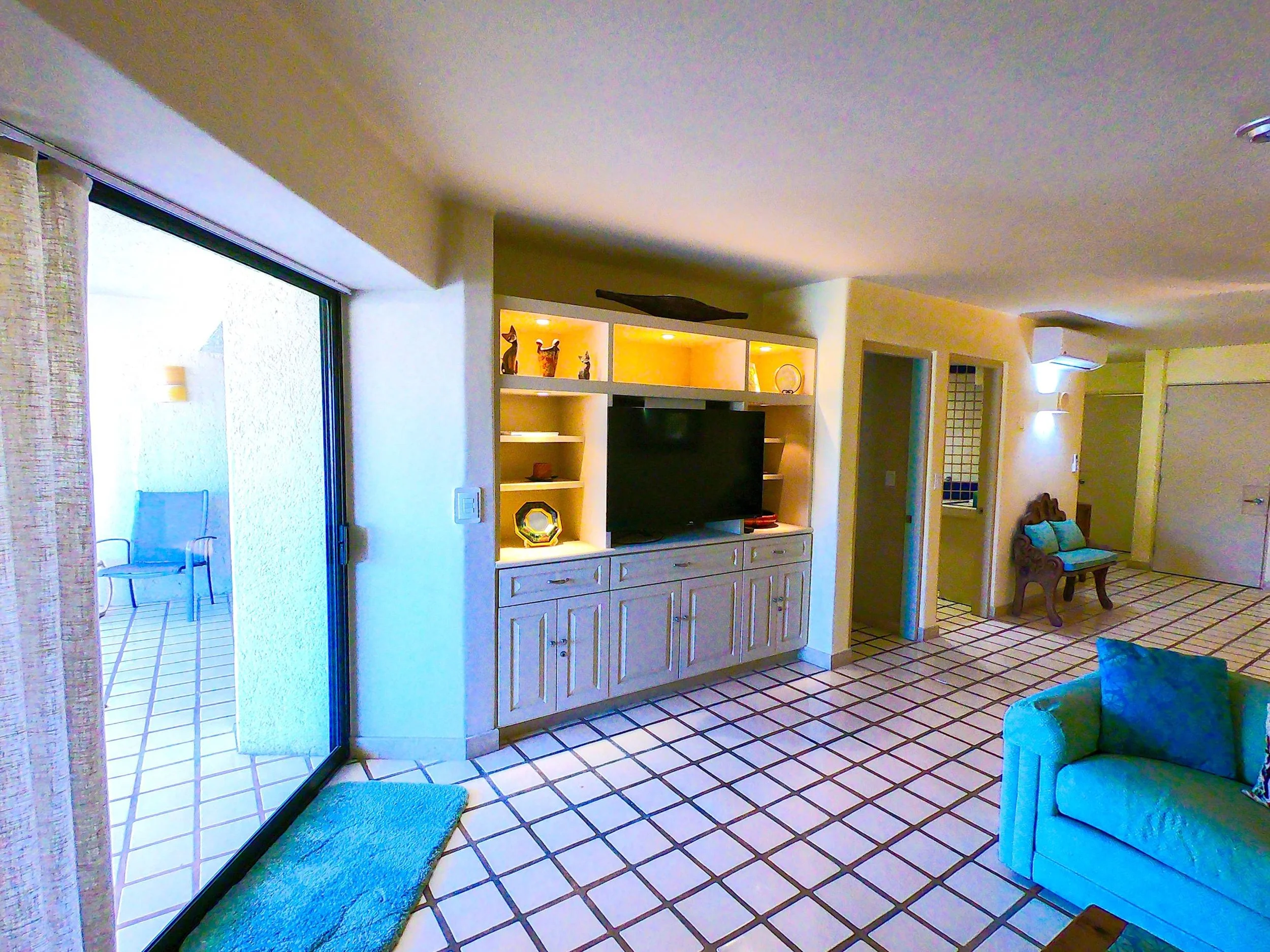 Unit 160 living room 2.jpg
