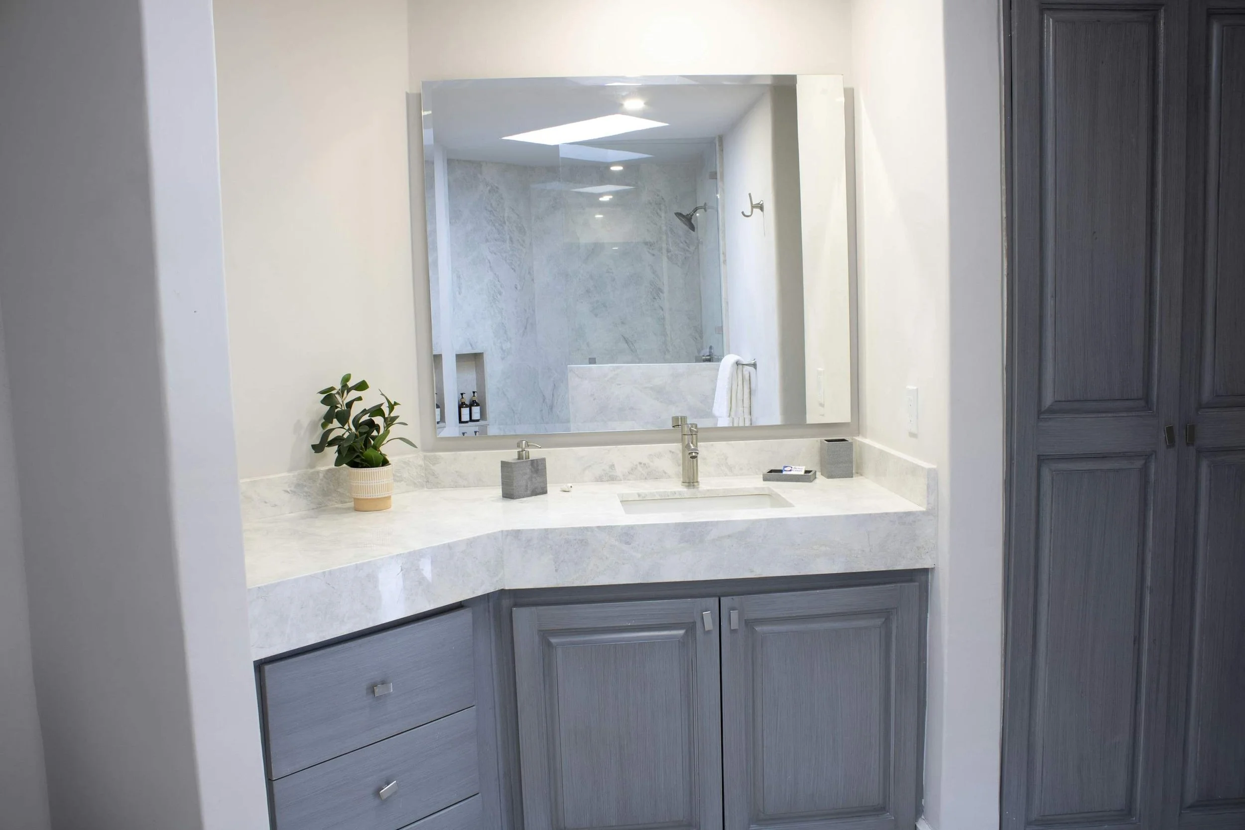 Unit 260 bathroom 3.jpg