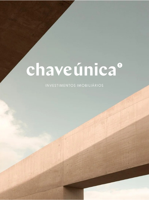 Modern architectural structure with a clear sky in the background, featuring the logo and name 'chaveúnica' with the subtitle 'Investimentos Imobiliários'.