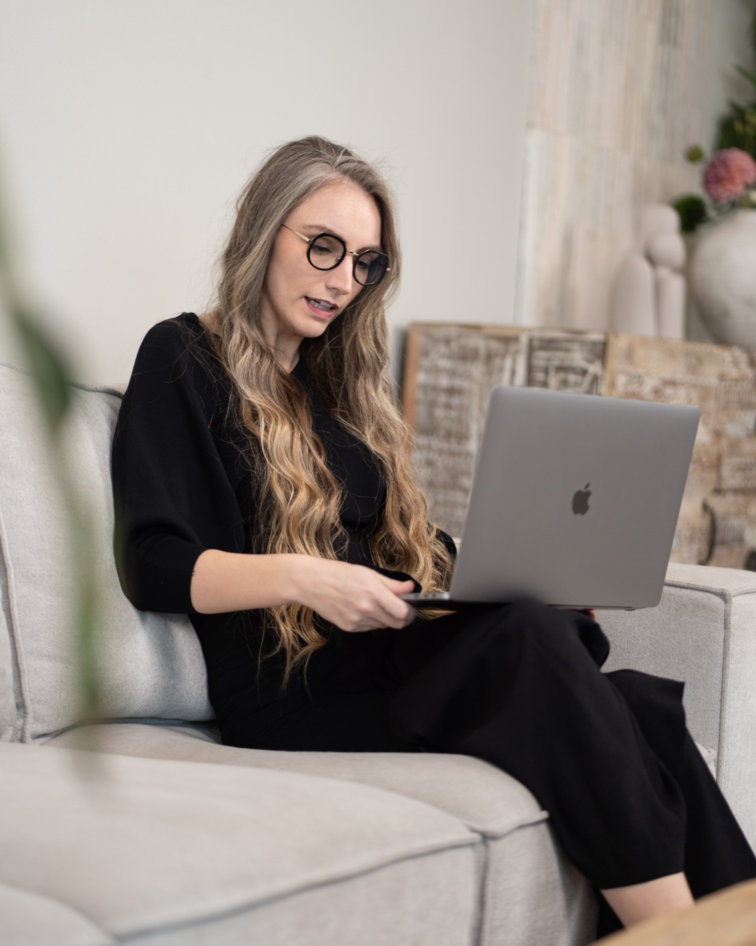Martina Kikic working on a laptop during a LinkedIn advisory session with a senior executive client