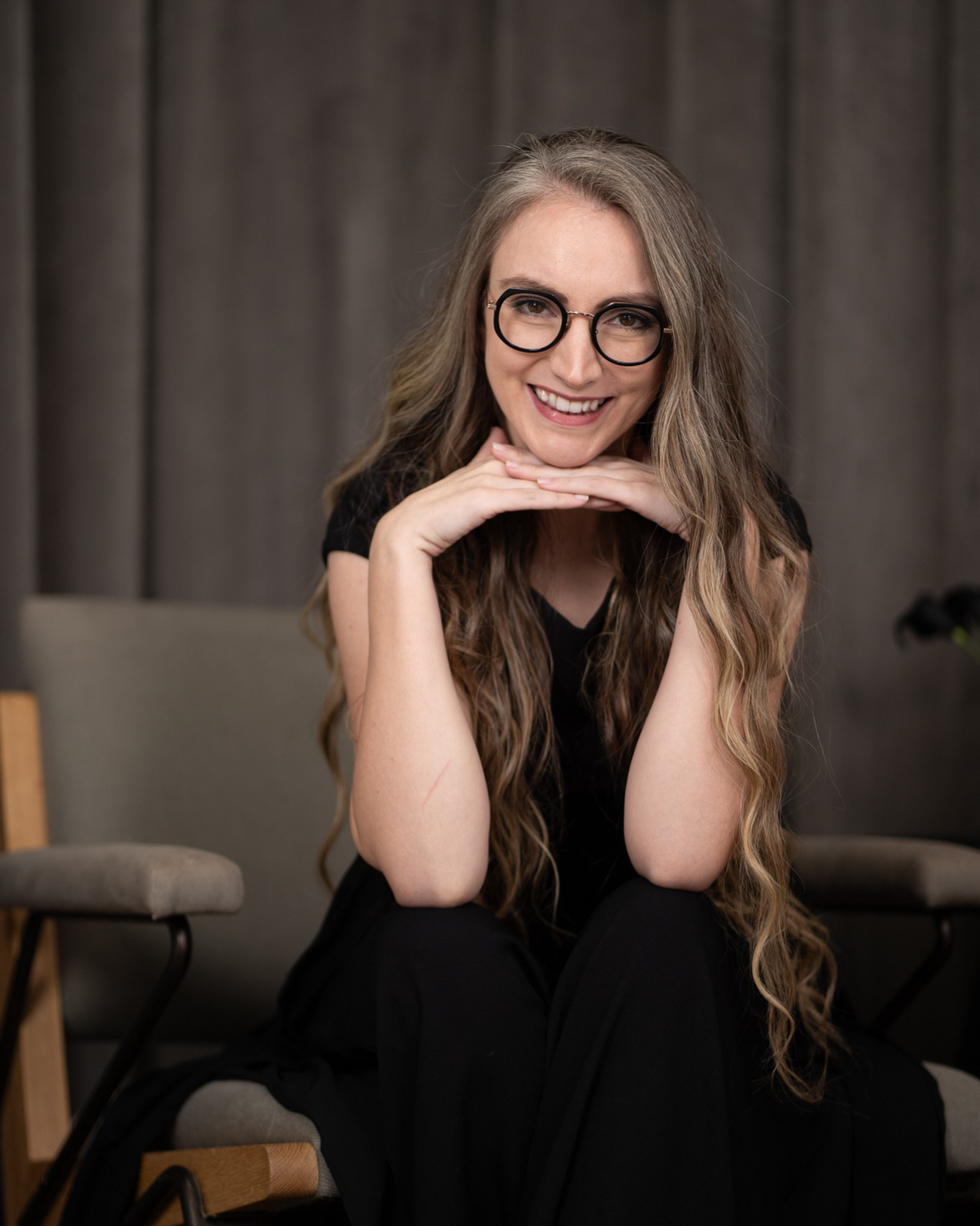 Martina Kikic, LinkedIn personal branding advisor and founder of The Peace OS, seated and smiling