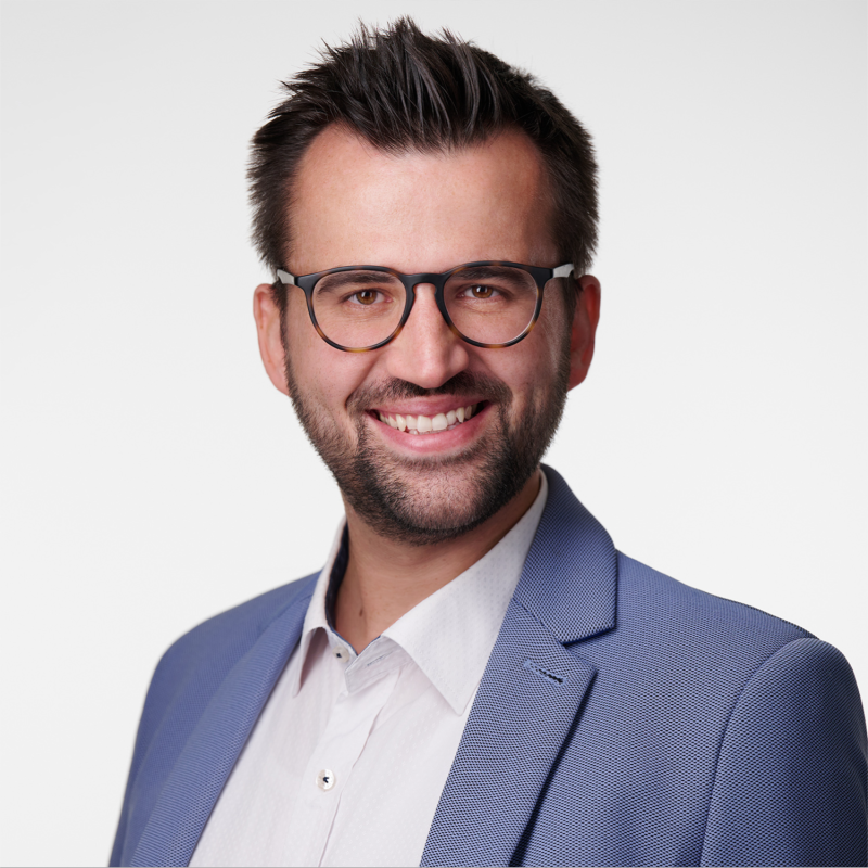 A man in light blue jacket, testimonial to Martina Kikic, LinkedIn executive branding advisor