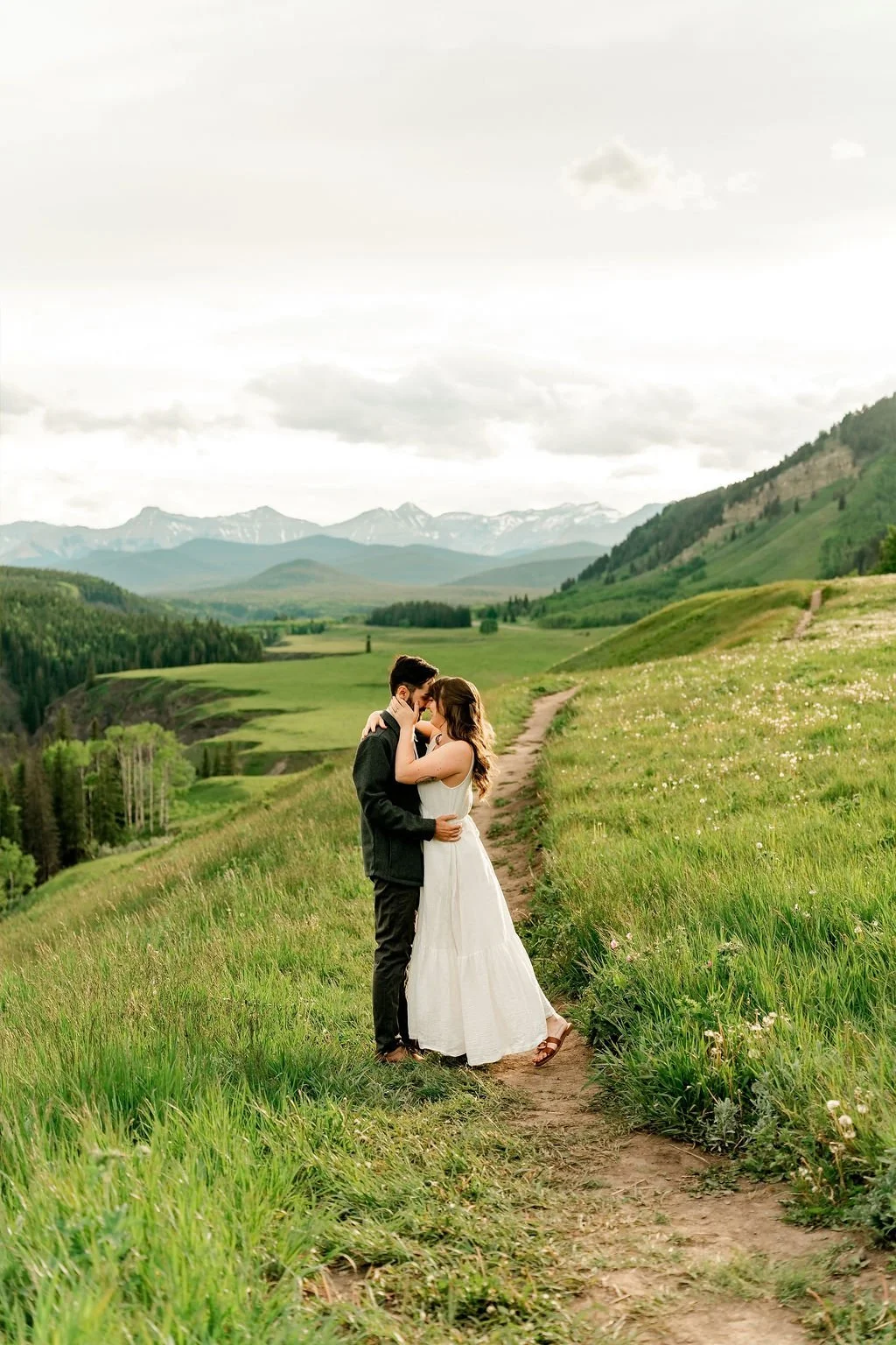 bighorn-lookout-engagement-bighorn-lookout-engagement-photographer-alberta-engagement-photographer-mountain-engagement-session-calgary-engagement-photographer