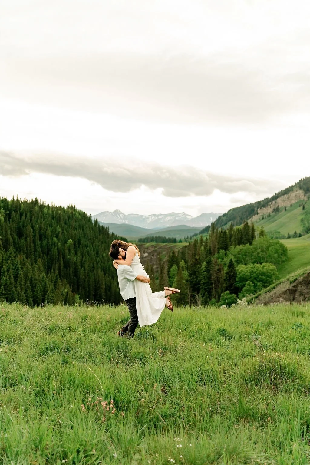 bighorn-lookout-engagement-bighorn-lookout-engagement-photographer-alberta-engagement-photographer-mountain-engagement-session-calgary-engagement-photographer
