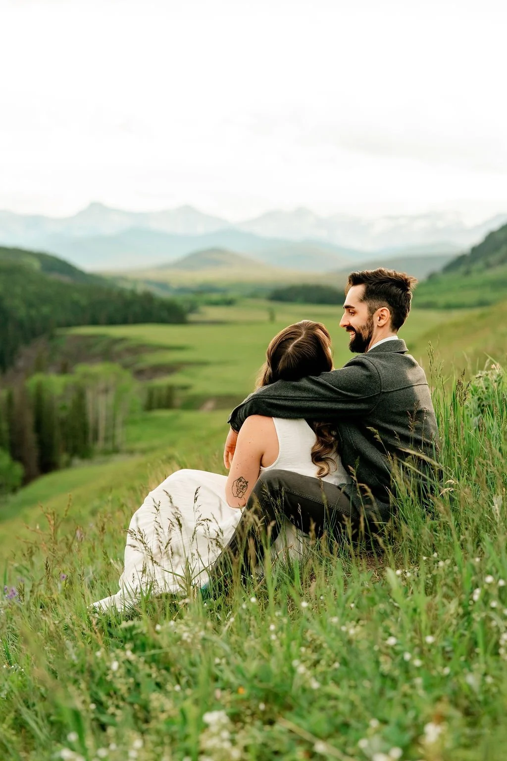 bighorn-lookout-engagement-bighorn-lookout-engagement-photographer-alberta-engagement-photographer-mountain-engagement-session-calgary-engagement-photographer