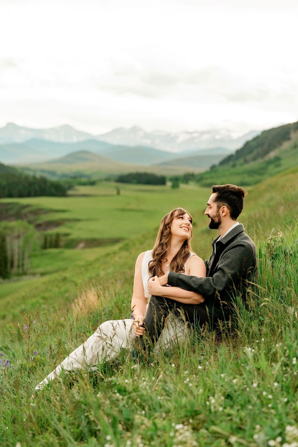 bighorn-lookout-engagement-bighorn-lookout-engagement-photographer-alberta-engagement-photographer-mountain-engagement-session-calgary-engagement-photographer