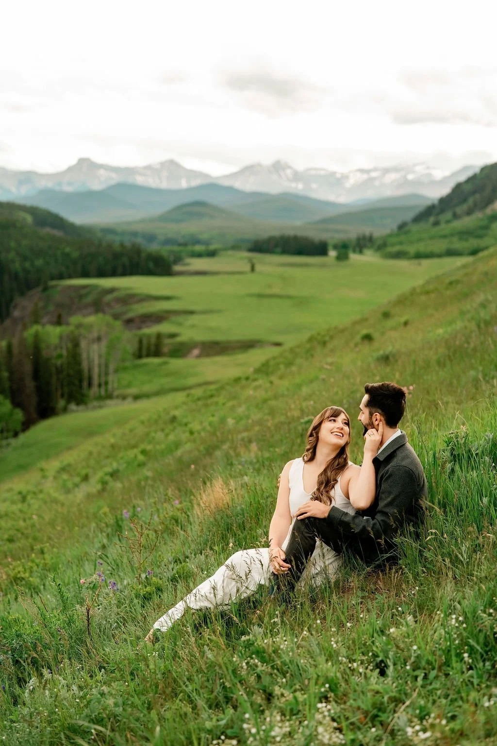 bighorn-lookout-engagement-bighorn-lookout-engagement-photographer-alberta-engagement-photographer-mountain-engagement-session-calgary-engagement-photographer