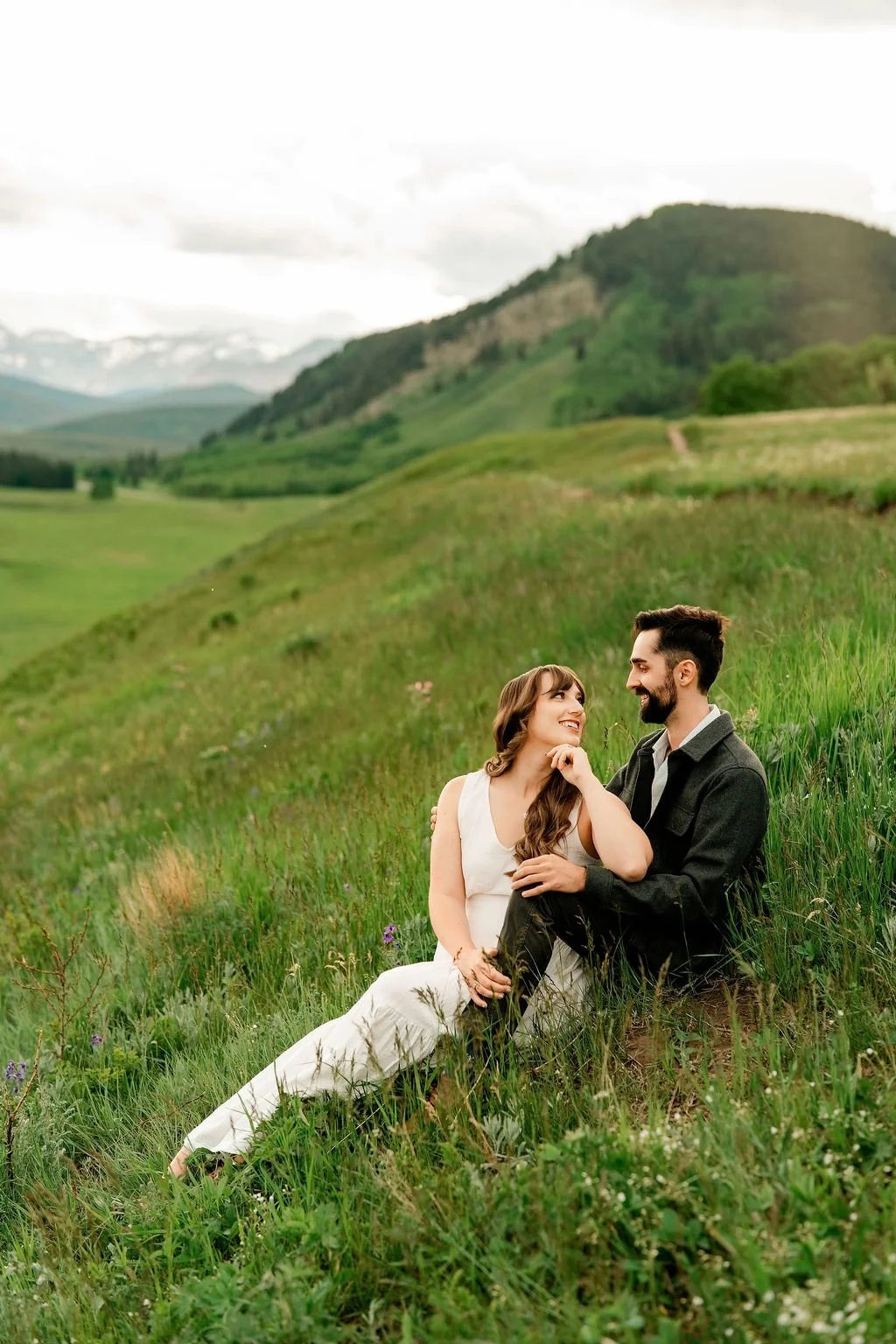 bighorn-lookout-engagement-bighorn-lookout-engagement-photographer-alberta-engagement-photographer-mountain-engagement-session-calgary-engagement-photographer