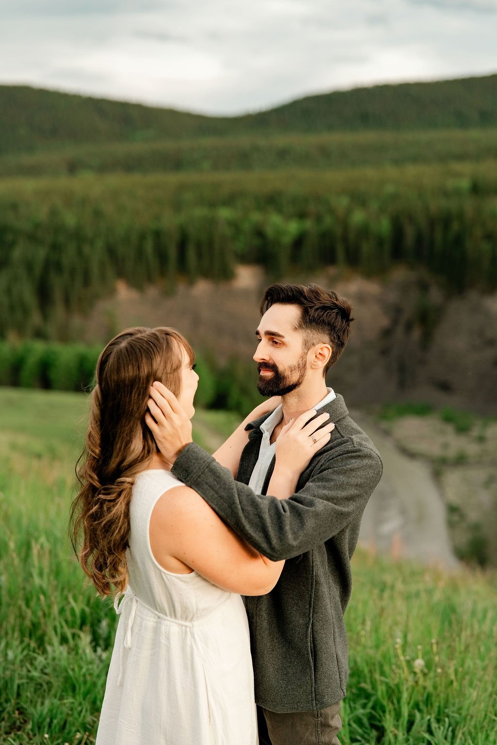 bighorn-lookout-engagement-bighorn-lookout-engagement-photographer-alberta-engagement-photographer-mountain-engagement-session-calgary-engagement-photographer