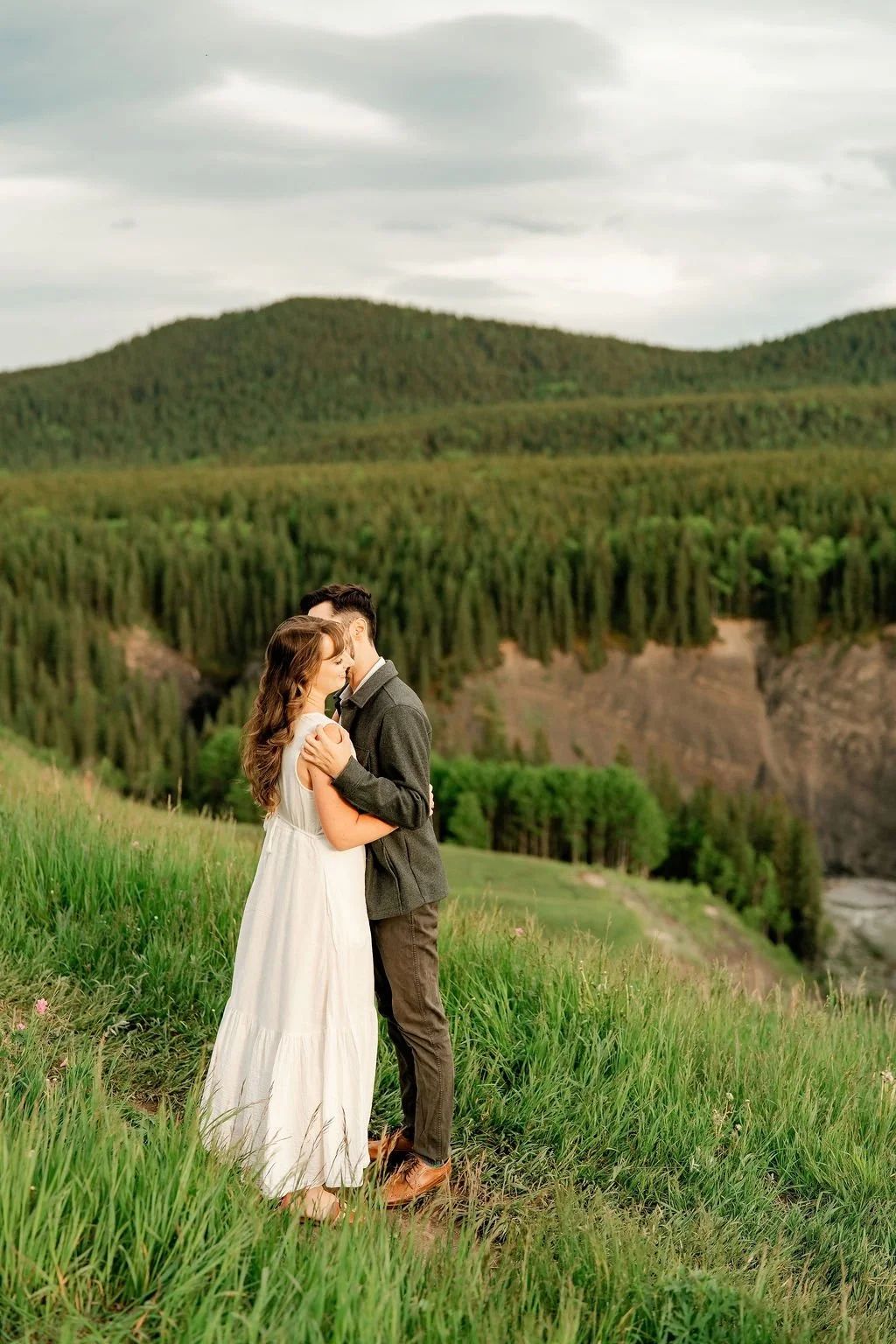 bighorn-lookout-engagement-bighorn-lookout-engagement-photographer-alberta-engagement-photographer-mountain-engagement-session-calgary-engagement-photographer
