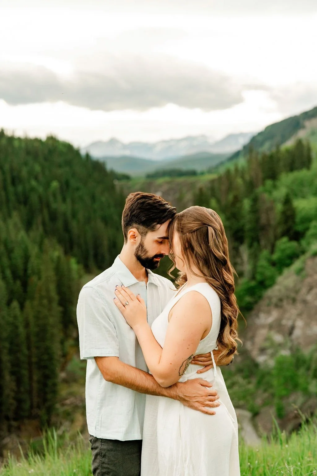bighorn-lookout-engagement-bighorn-lookout-engagement-photographer-alberta-engagement-photographer-mountain-engagement-session-calgary-engagement-photographer