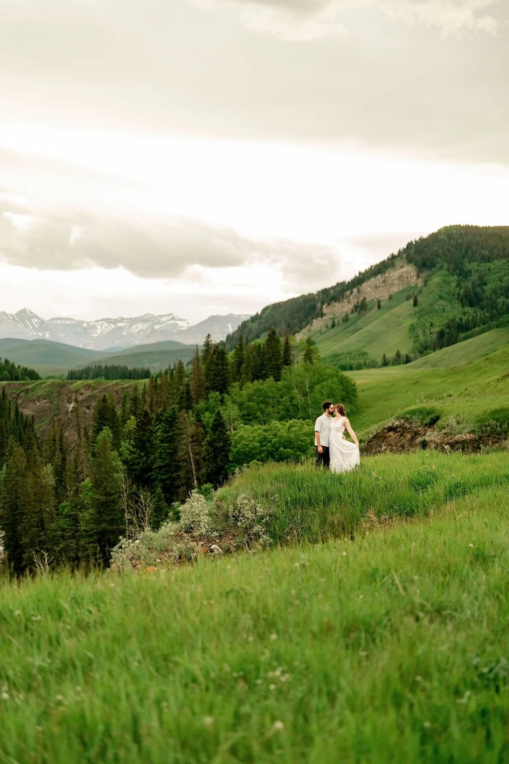 bighorn-lookout-engagement-bighorn-lookout-engagement-photographer-alberta-engagement-photographer-mountain-engagement-session-calgary-engagement-photographer