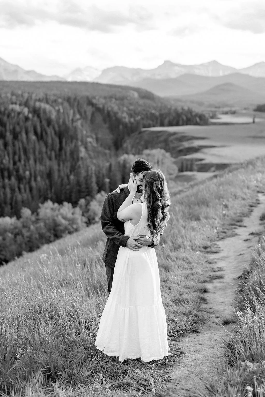 bighorn-lookout-engagement-bighorn-lookout-engagement-photographer-alberta-engagement-photographer-mountain-engagement-session-calgary-engagement-photographer