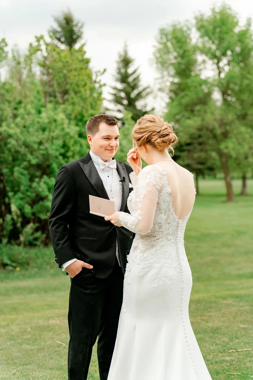 international-peace-gardens-wedding-international-peace-gardens-wedding-photographer-manitoba-wedding-photographer-garden-wedding-spring-wedding-photography