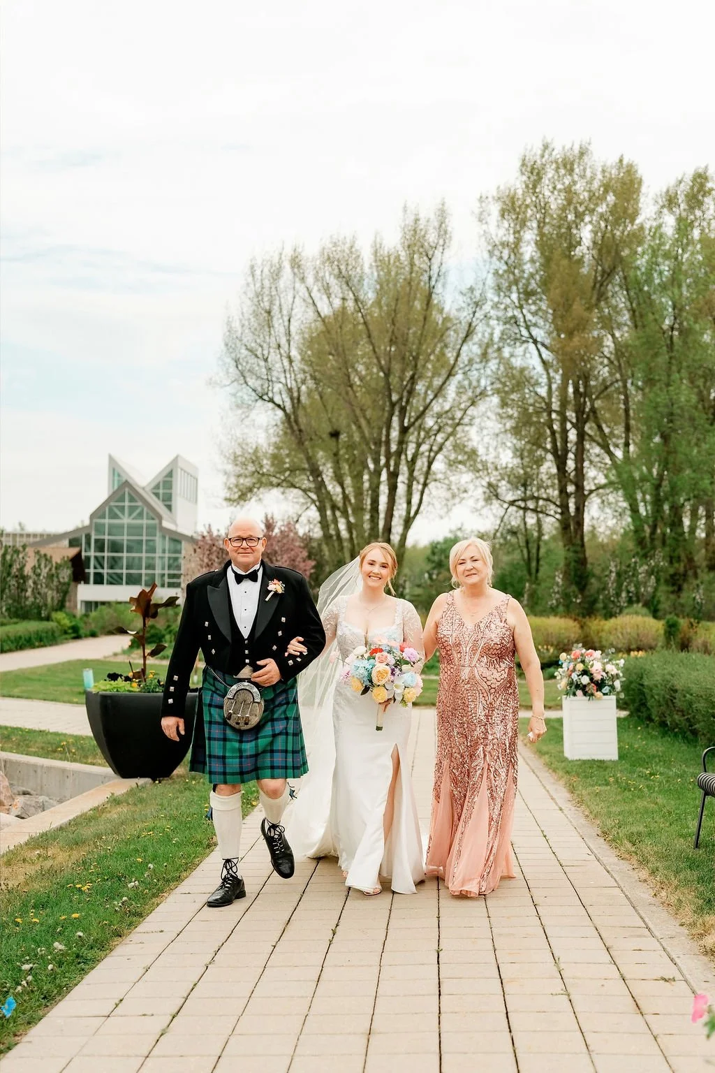 international-peace-gardens-wedding-international-peace-gardens-wedding-photographer-manitoba-wedding-photographer-garden-wedding-spring-wedding-photography
