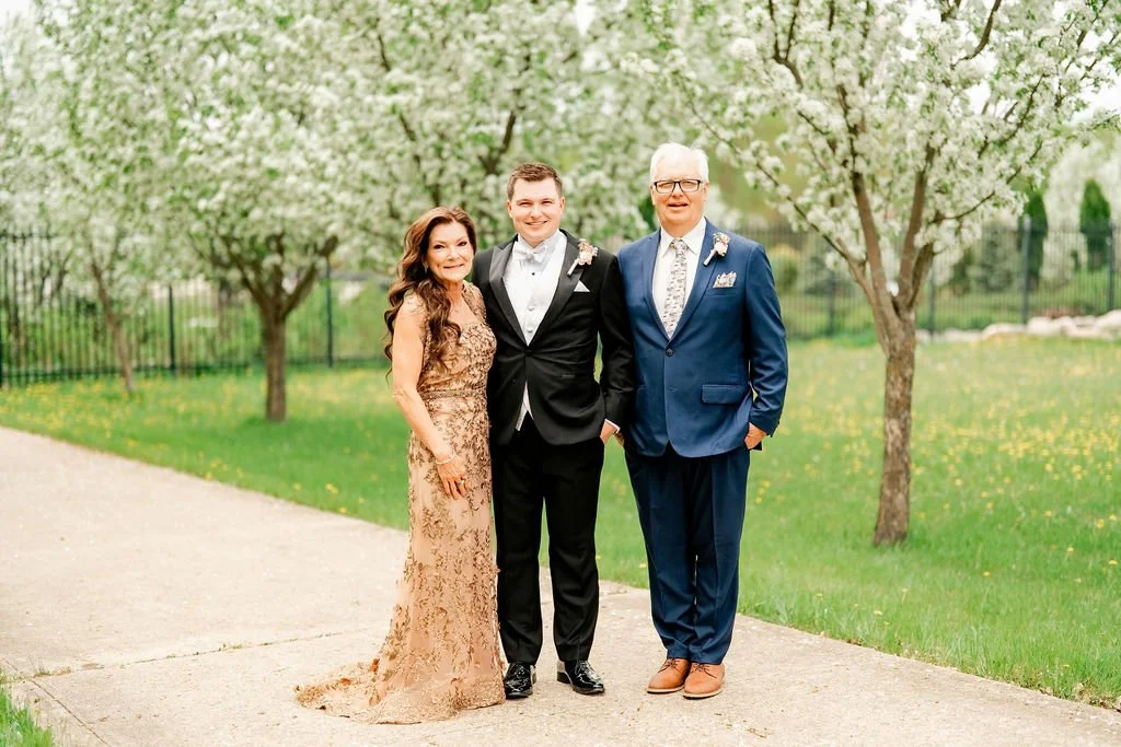 international-peace-gardens-wedding-international-peace-gardens-wedding-photographer-manitoba-wedding-photographer-garden-wedding-spring-wedding-photography