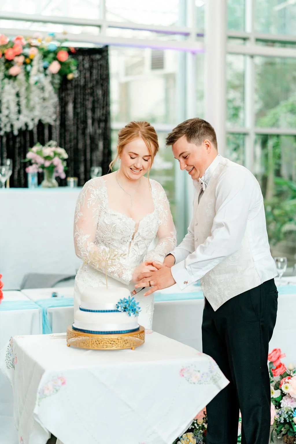 international-peace-gardens-wedding-international-peace-gardens-wedding-photographer-manitoba-wedding-photographer-garden-wedding-spring-wedding-photography