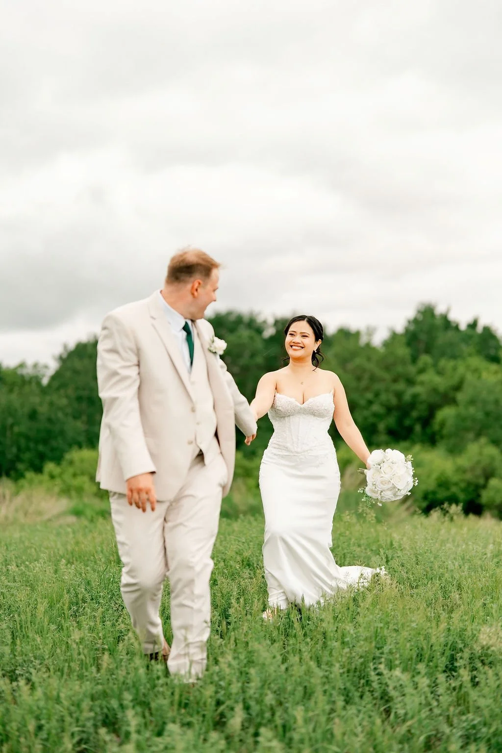 oakland-estate-wedding-oakland-estate-wedding-photographer-calgary-wedding-photographer-outdoor-summer-wedding-alberta-wedding-photography-estate-wedding