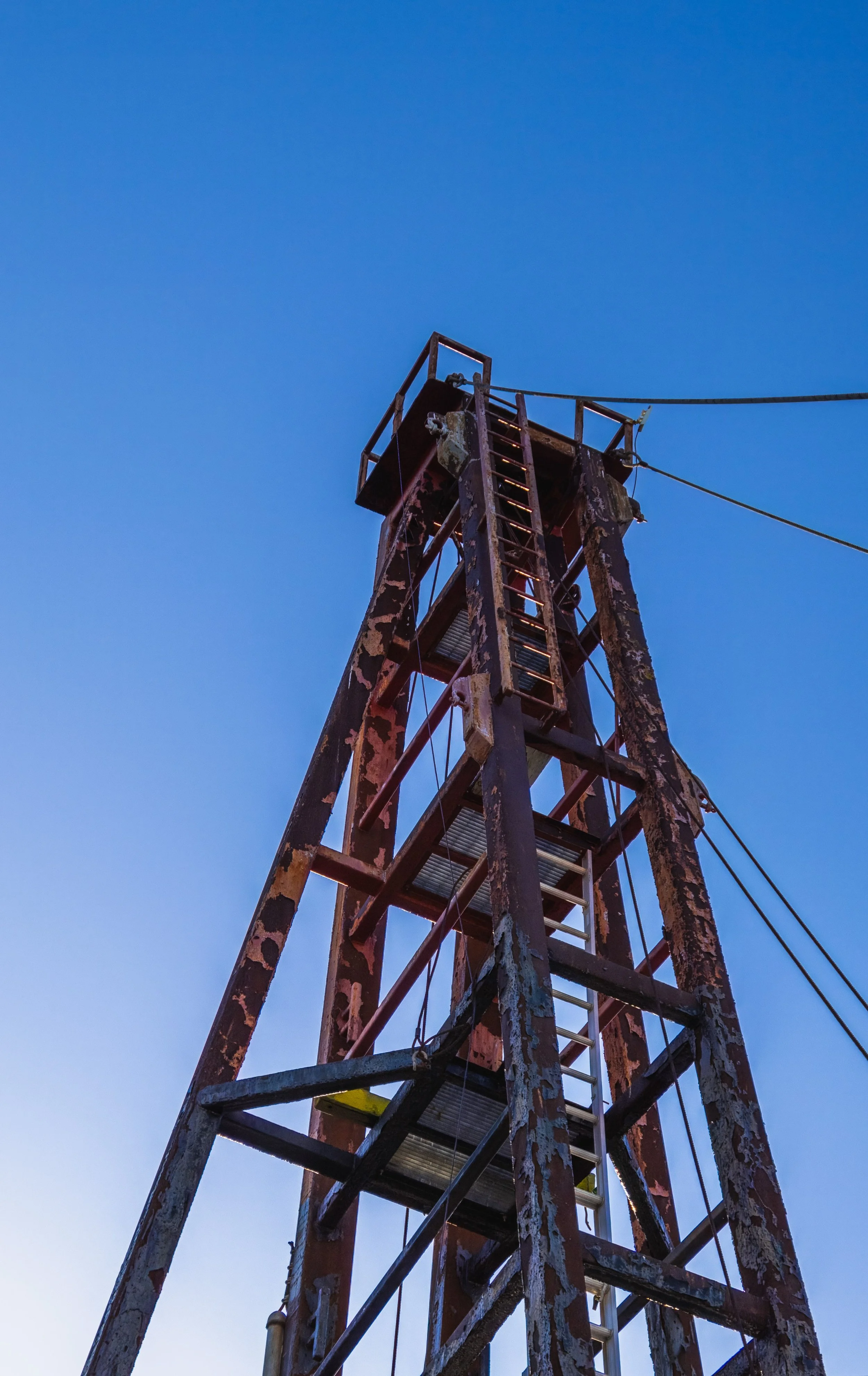 Estructura metálica oxidada para representar nuestro servicio de desmantelamiento de estructuras metálicas, naves industriales o estantes.