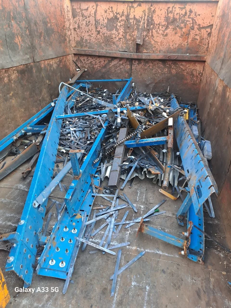 Contenedor metálico con piezas de metales varios representando nuestro servicio de contenedores para todo tipo de empresas como tornos, talleres mecánicos o cualquier negocio que genere desperdicio metálico como rebaba o pedacería de metal.