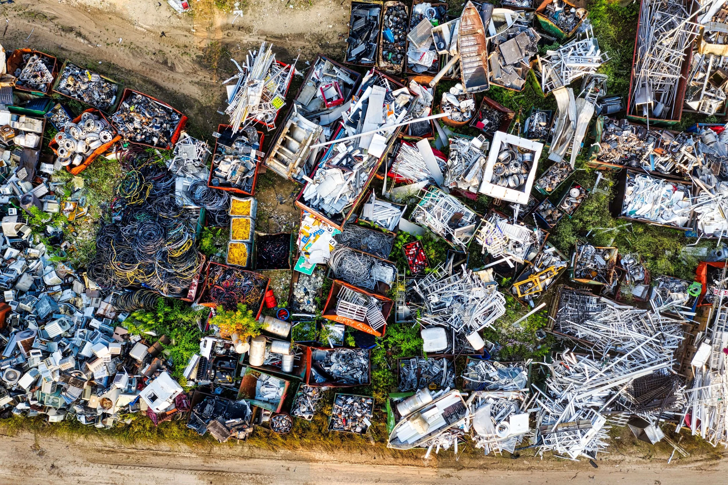 vista aerea de diversos residuos metálicos separados por cajas y contenedores