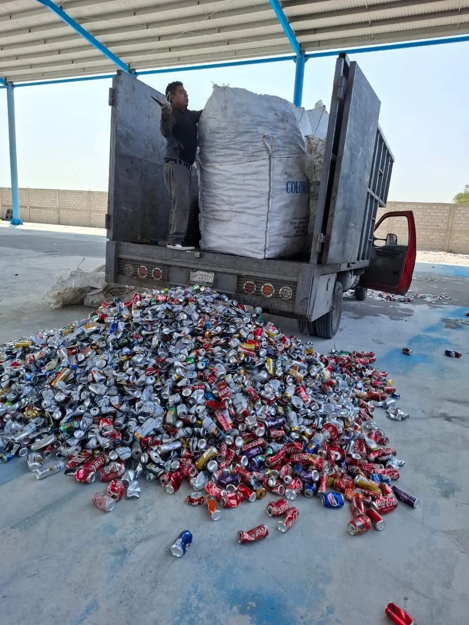 Camioneta cargada de latas de aluminio para su reciclaje. Esto representa nuestro servicio de recolección de metales.