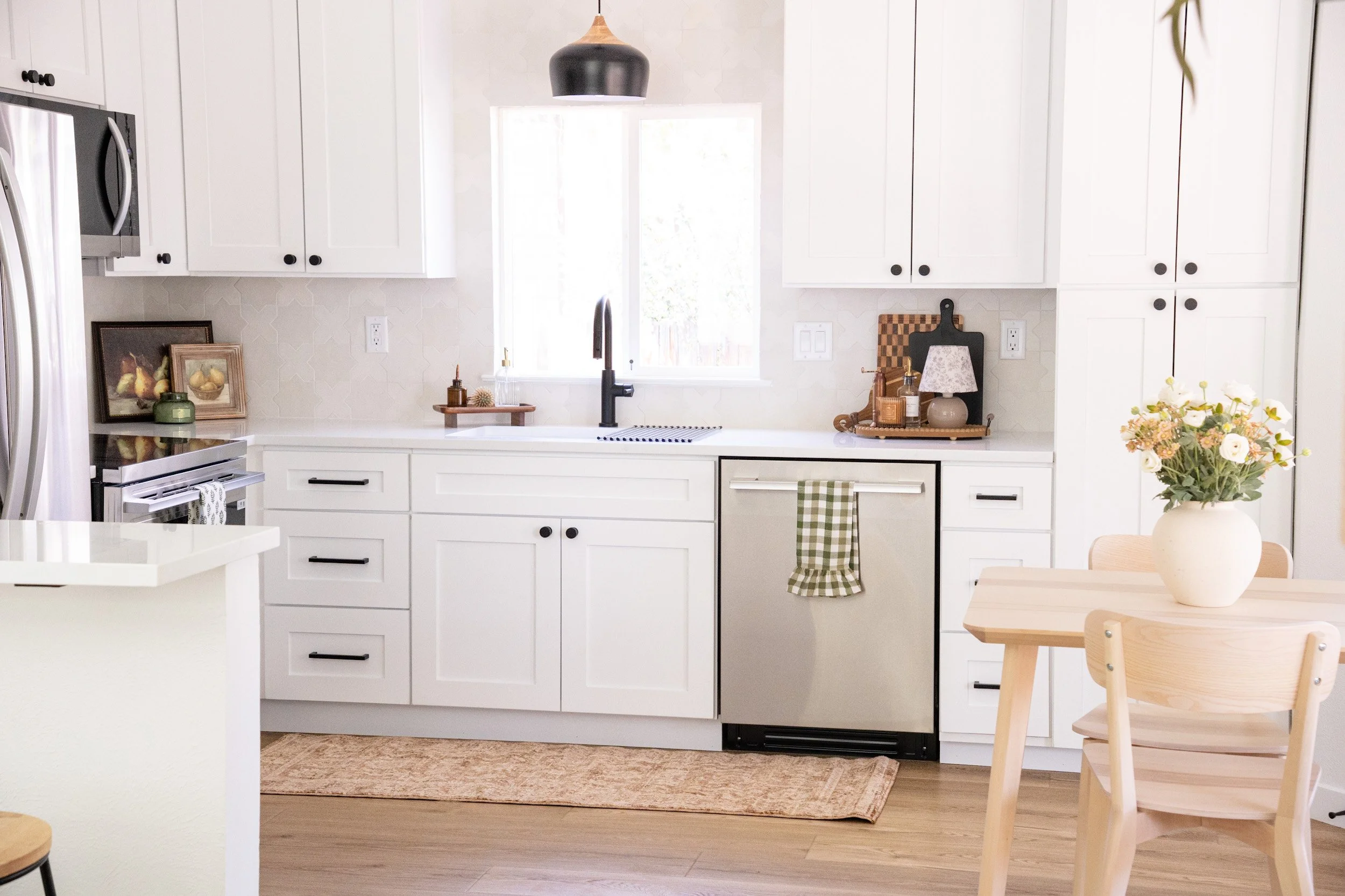 bright-kitchen-dining-nook.jpg