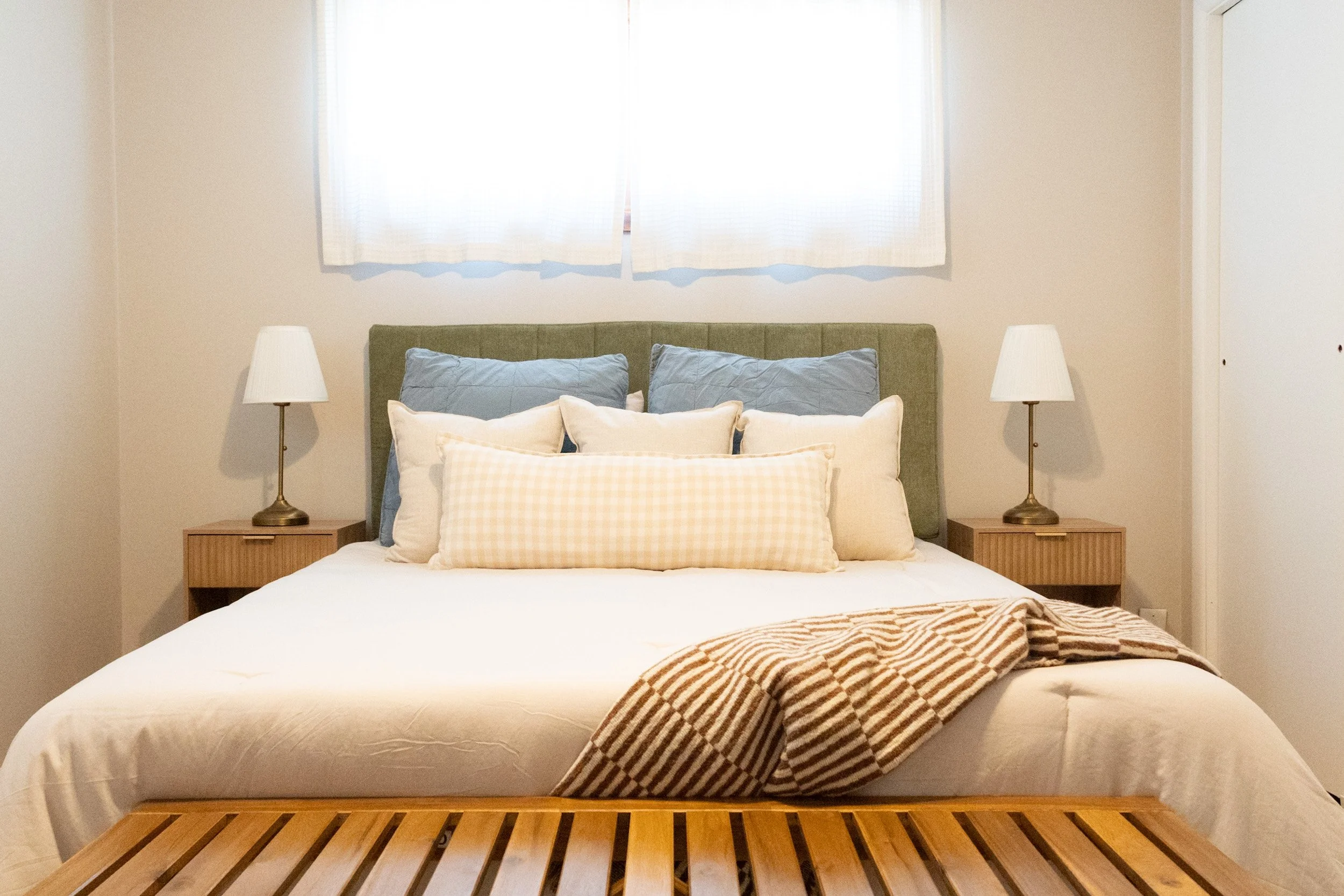 bedroom-slatted-wood-bench.jpg