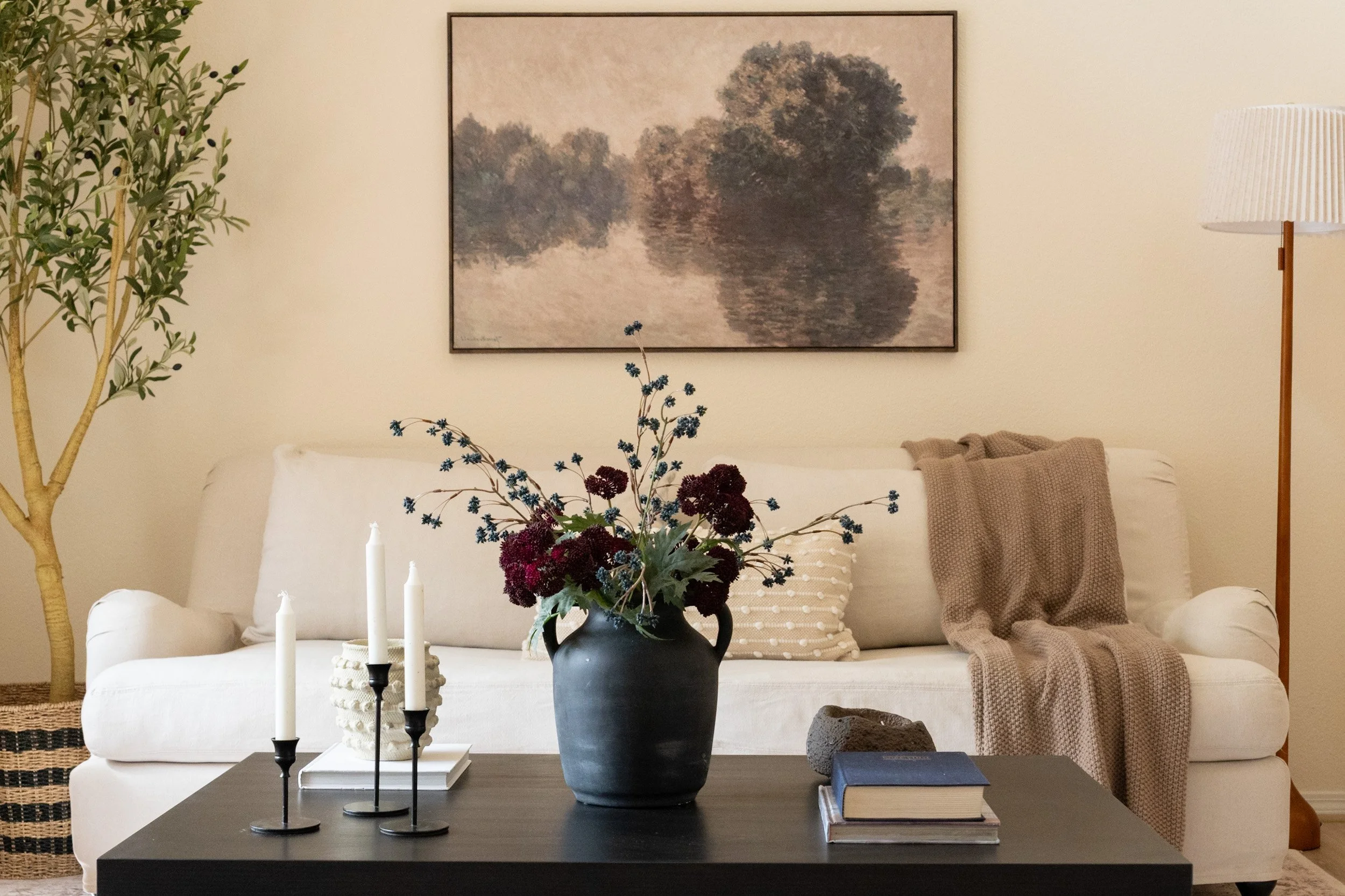 cream-sofa-floral-centerpiece.jpg