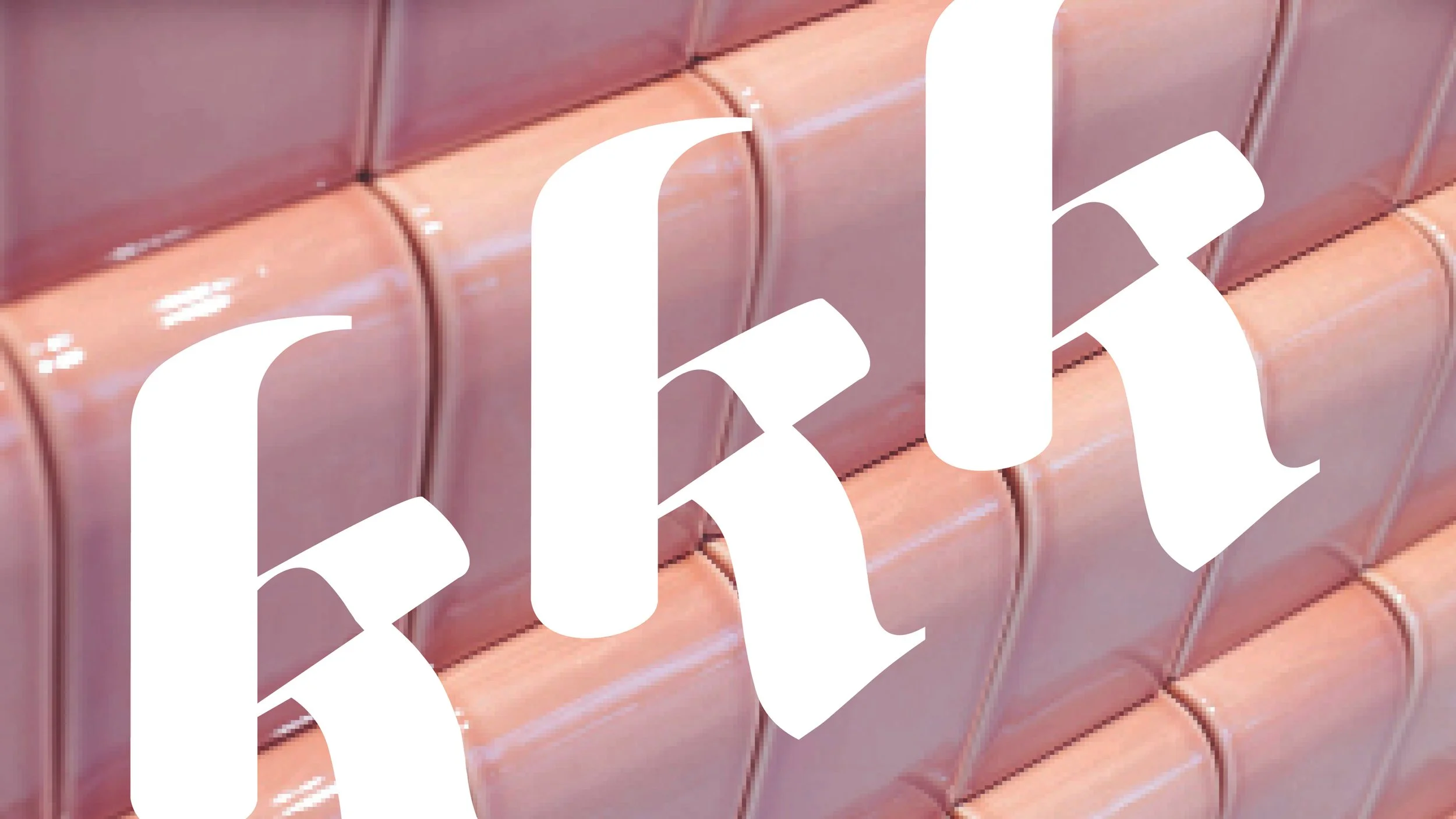 Nahaufnahme einer Wand mit einer Verkleidung aus pinkfarbenen, schimmernden Fliesen im Ziegelmauerstil. Über dem Bild ist weißer Text mit großen, stilisierten Buchstaben teilweise sichtbar.