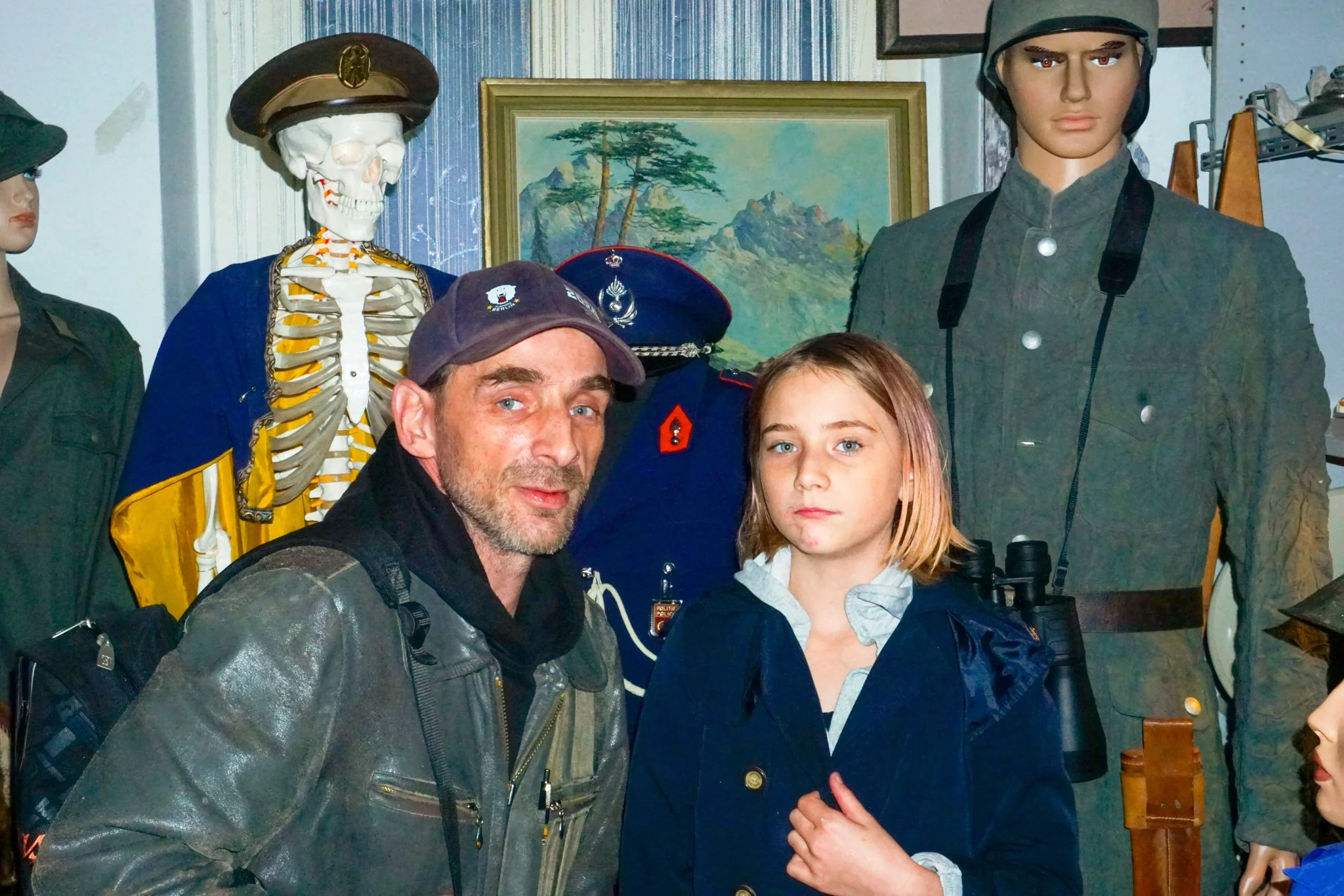 Menschen in Uniformen und Zivilkleidung, Menschenmengen, Armierungs und Militärbekleidung, Historische Szenen in einem Museum