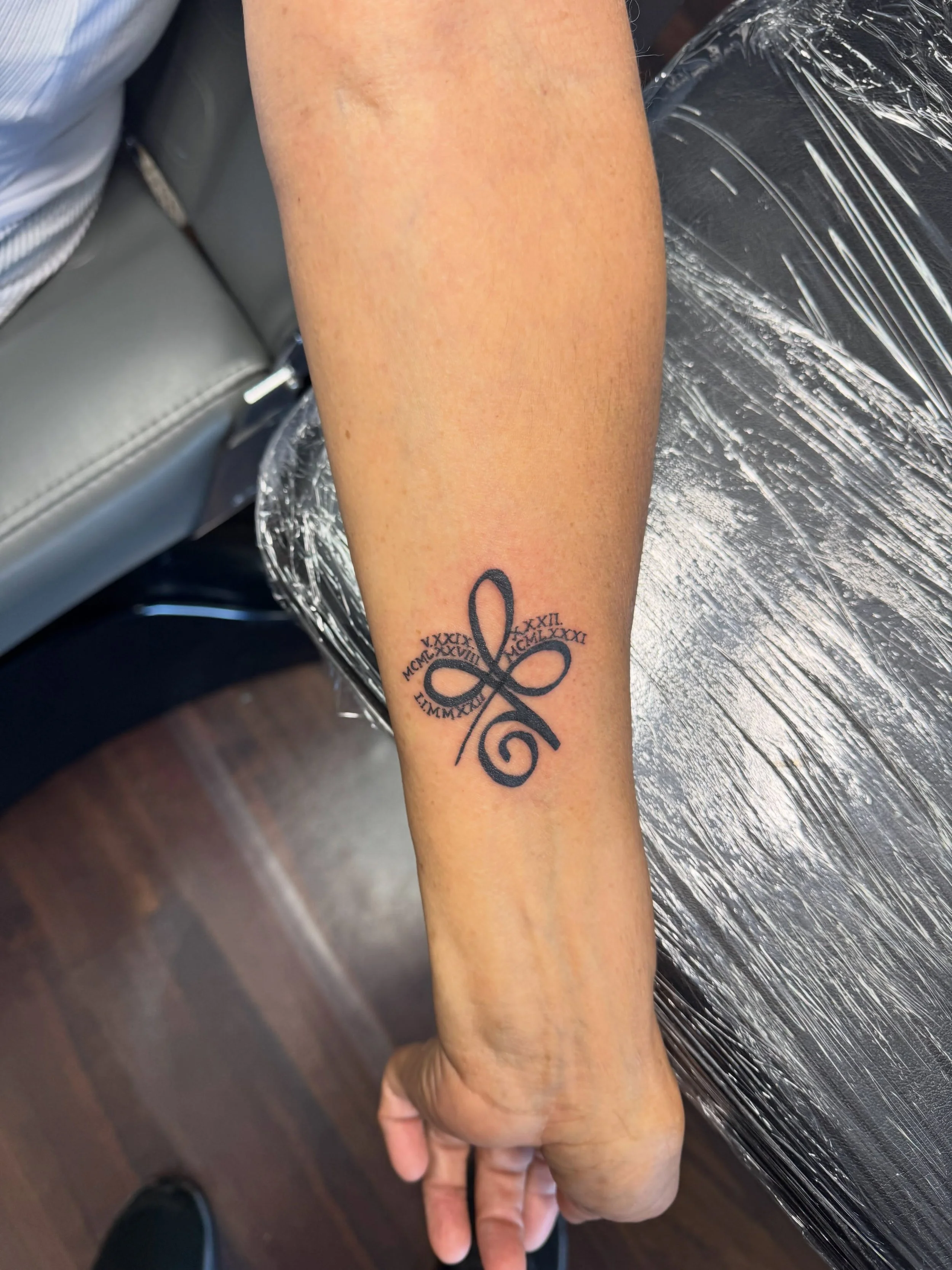 They maybe small tattoos but they have a big impact! ❤️ Big or small tattoos I love to do any size! as always if your interested in getting something done please shoot me a message or book a consultation on the shop website! 
.
.
https://www.blackcat