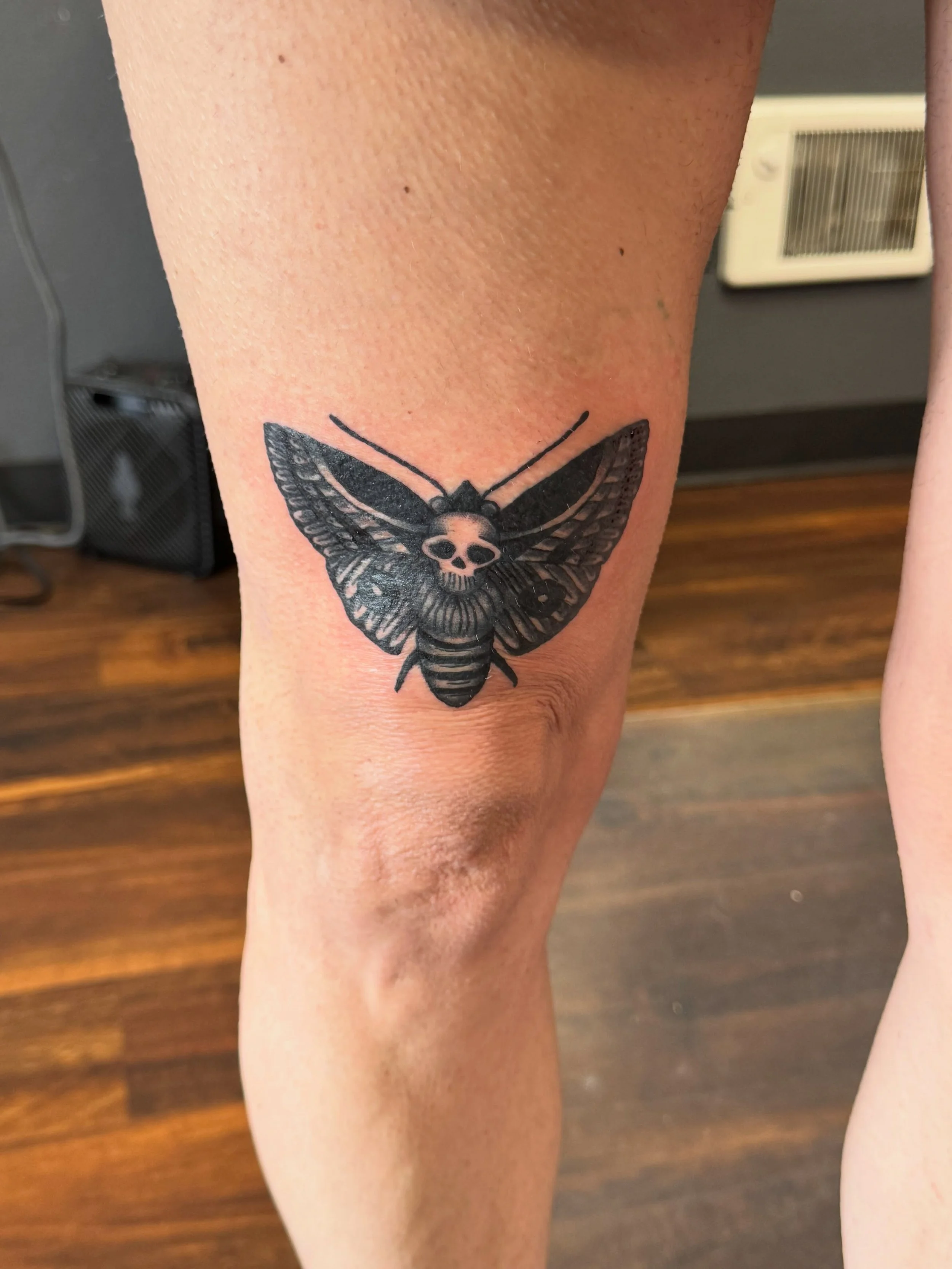 I love getting to do some matchy pairs when it comes to tattoos!!! As always shoot me a message to book or book a consultation via the website! 
.
.
https://www.blackcatinktattoostudio.com
.
.
#scappooseoregon #blackcatink #tattoo #tattoos #pdx
